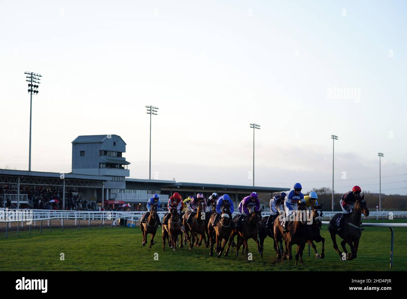 Action vom letzten Rennen des Tages, der „Watch Off the Fence“ auf der attheraces.com Handicap-Hürde auf der Southwell Racecourse in Nottinghamshire. Bilddatum: Montag, 3. Januar 2022. Stockfoto