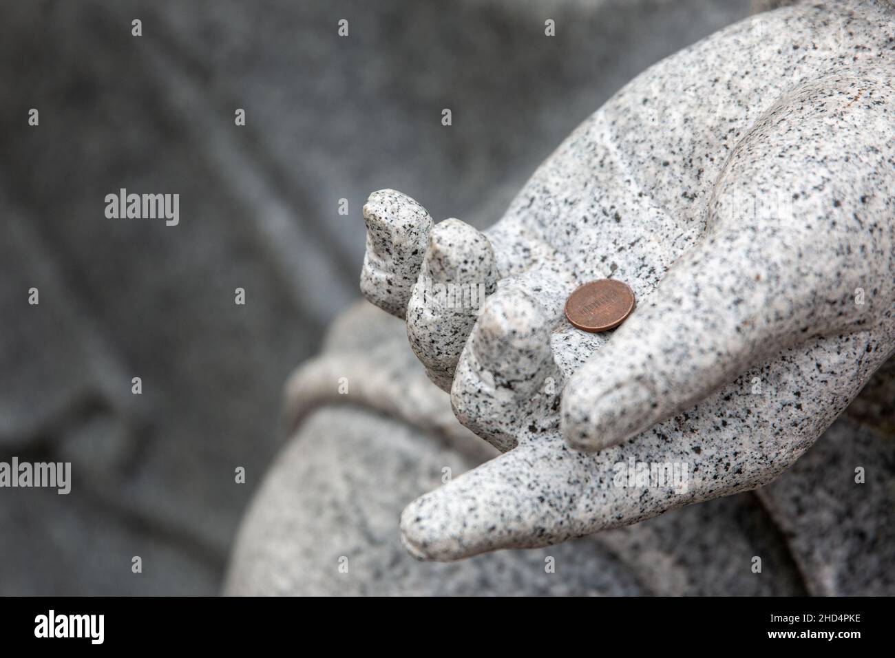 Nahaufnahme einer Bronzemünze in einer Palme Stockfoto