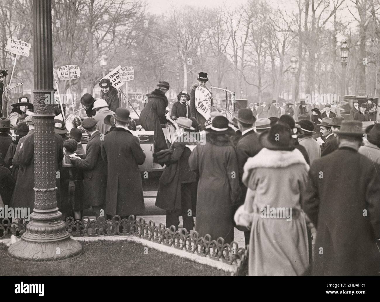 Altes Pressefoto des frühen 20th. Jahrhunderts: Suffragette-Demonstration Paris, Frankreich, Frauenwahlrecht, um 1910. Stockfoto