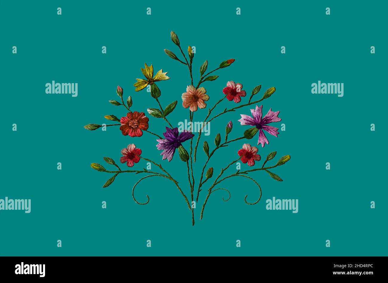 Ein Muster zum Sticken eines zarten Bouquets aus Wildblumen, gelben und violetten Kornblumen mit Veilchen in roten und rosafarbenen Farbtönen auf einem bläulichen Backgroun Stockfoto