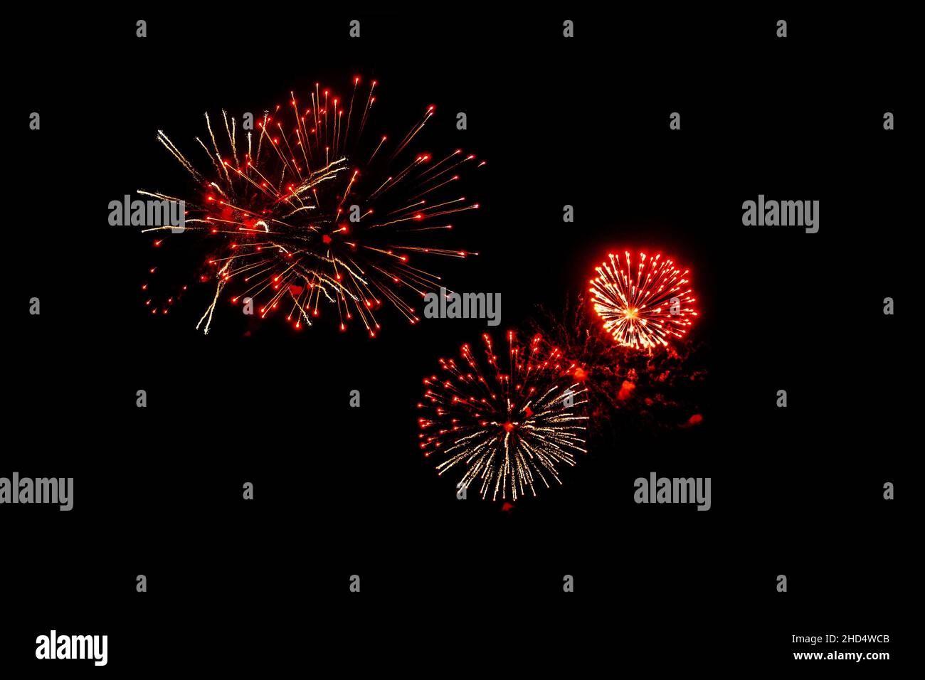 Rotes Feuerwerk auf schwarzem Hintergrund. Festliches weihnachtliches Beleuchtungselement zur Dekoration. Funken. Feuerwerkskörper sind Eine Klasse explosiver pyrotechnischer Geräte Stockfoto