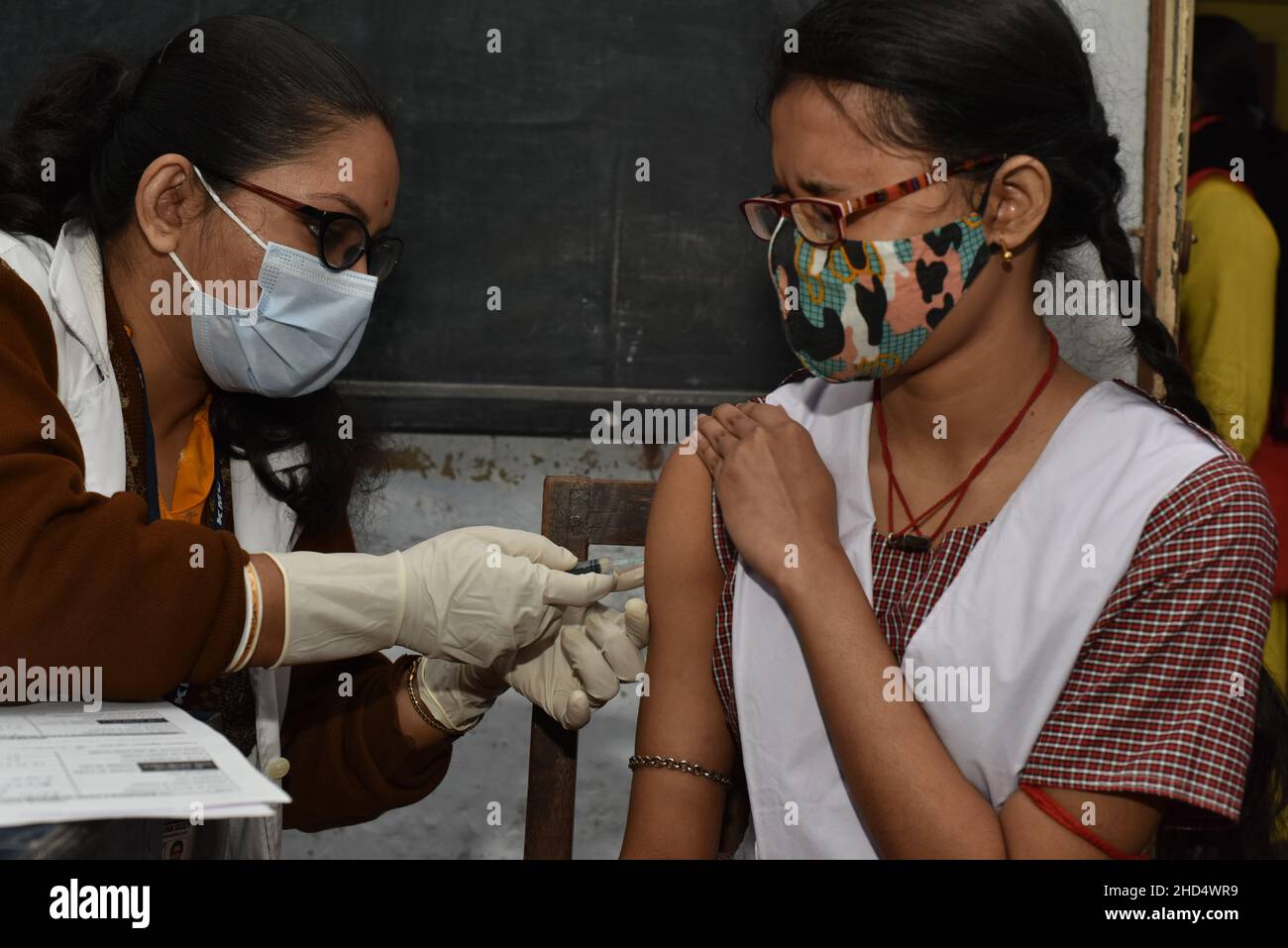 Kalkutta, Westbengalen, Indien. 3rd Januar 2022. Indien begann ab dem 3rd. Januar 2022 mit der Impfung für 15- bis 18-Jährige. Diese Kinder der Altersgruppe erhielten Covaxin von Bharat Biotech als Richtlinien, die vom indischen Gesundheitsministerium der Union herausgegeben wurden. Heute wird der Impfantrieb für Kinder ausgerollt, das Impfteam der Kalkutta Municipal Corporation im Gesundheitsministerium erreichte die zuständigen staatlichen und privaten Schulen, die sich in 16 KMC-Stadtbezirken befinden. (Bild: © Sukhomoy Sen/Pacific Press via ZUMA Press Wire) Stockfoto