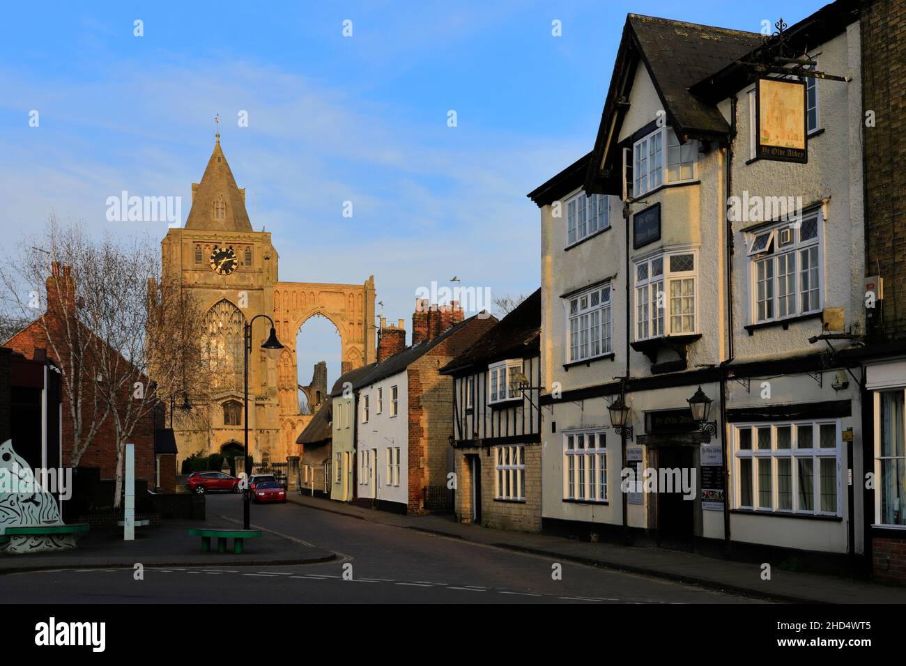 Sonnenuntergang über Crowland Abbey; Crowland Town; Lincolnshire; England; Großbritannien Stockfoto