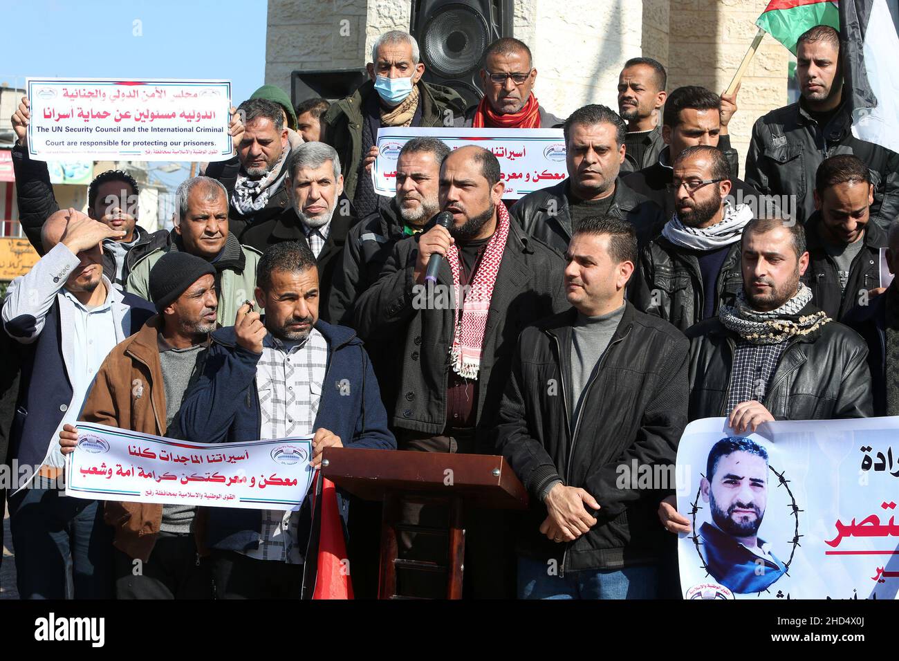 Die Palästinenser protestieren am 3. Januar 2022 gegen den palästinensischen Gefangenen Hisham Abu Hawasch, der sich derzeit im Hungerstreik befindet, um ihre Solidarität zu zeigen. Stockfoto