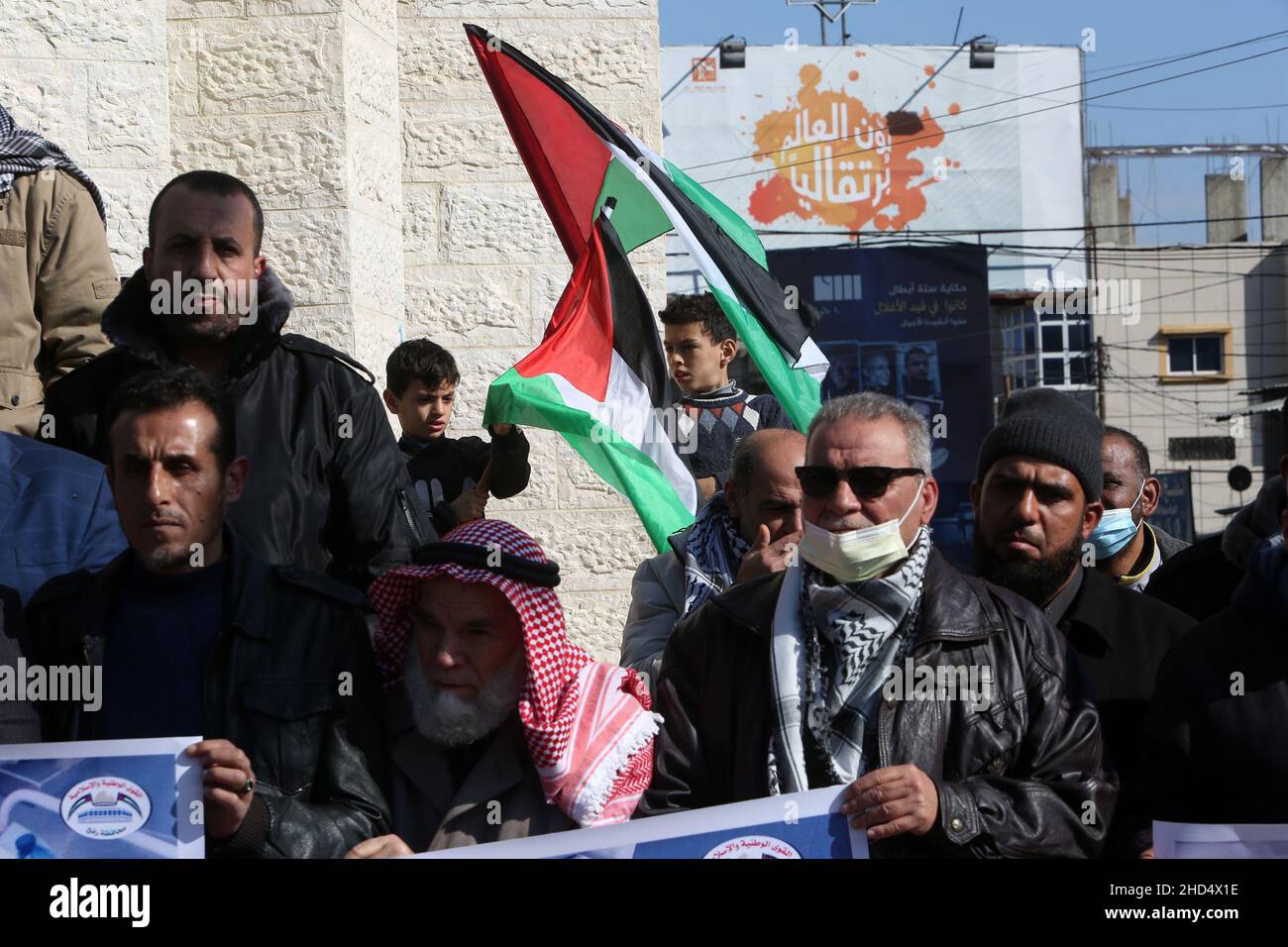 Die Palästinenser protestieren am 3. Januar 2022 gegen den palästinensischen Gefangenen Hisham Abu Hawasch, der sich derzeit im Hungerstreik befindet, um ihre Solidarität zu zeigen. Stockfoto