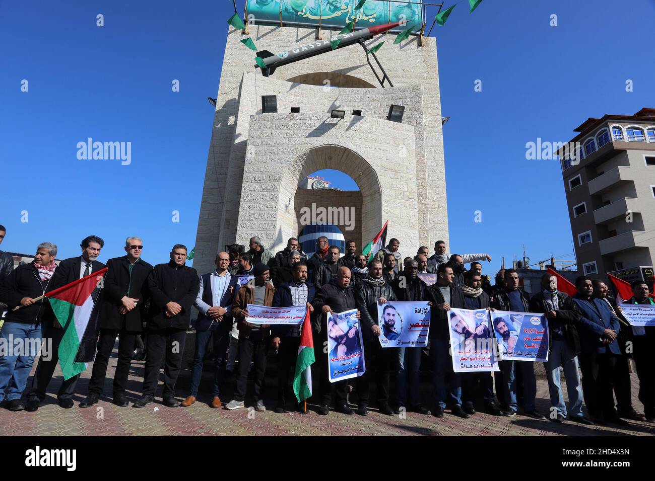 Die Palästinenser protestieren am 3. Januar 2022 gegen den palästinensischen Gefangenen Hisham Abu Hawasch, der sich derzeit im Hungerstreik befindet, um ihre Solidarität zu zeigen. Stockfoto