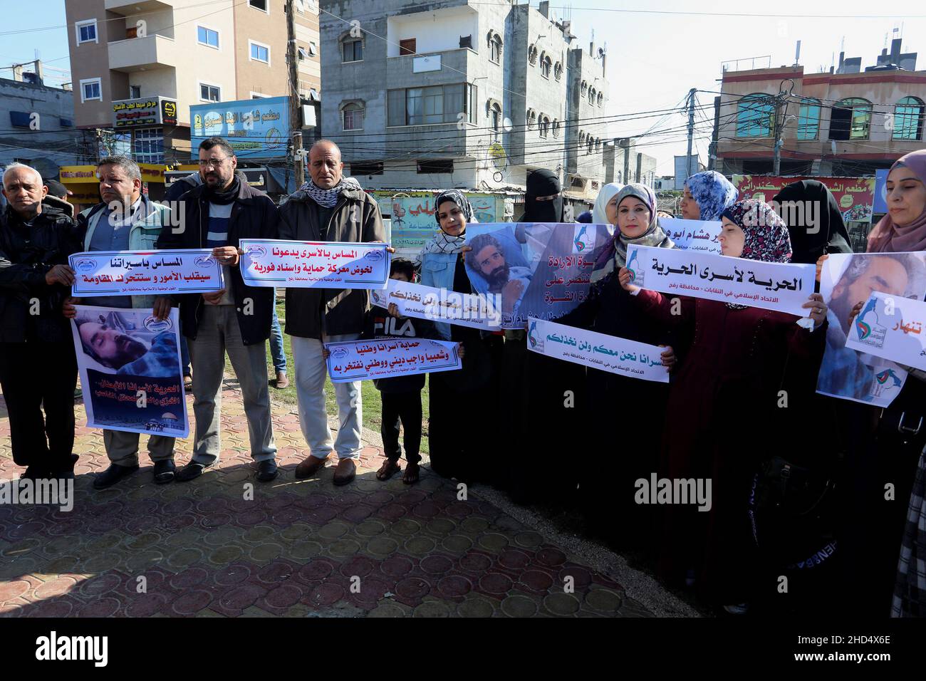 Die Palästinenser protestieren am 3. Januar 2022 gegen den palästinensischen Gefangenen Hisham Abu Hawasch, der sich derzeit im Hungerstreik befindet, um ihre Solidarität zu zeigen. Stockfoto