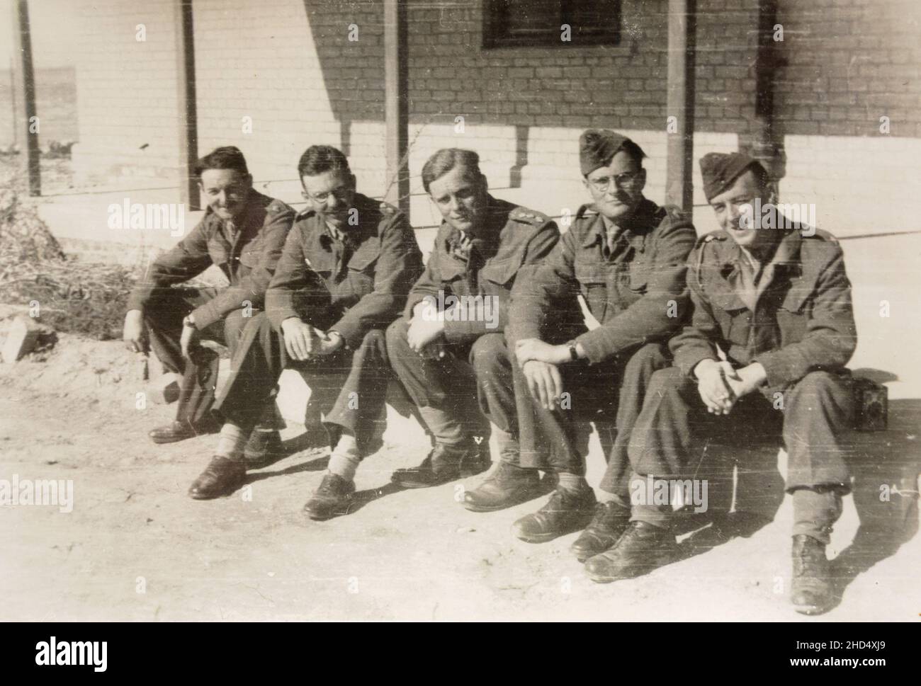 Naher Osten, Irak, Kirkuk 1941-42. Offiziere der britischen Armee der Infanterie-Division 10th entspannen sich an der Ölstation K2. Anglo-irakische Kriegszeit. Stockfoto