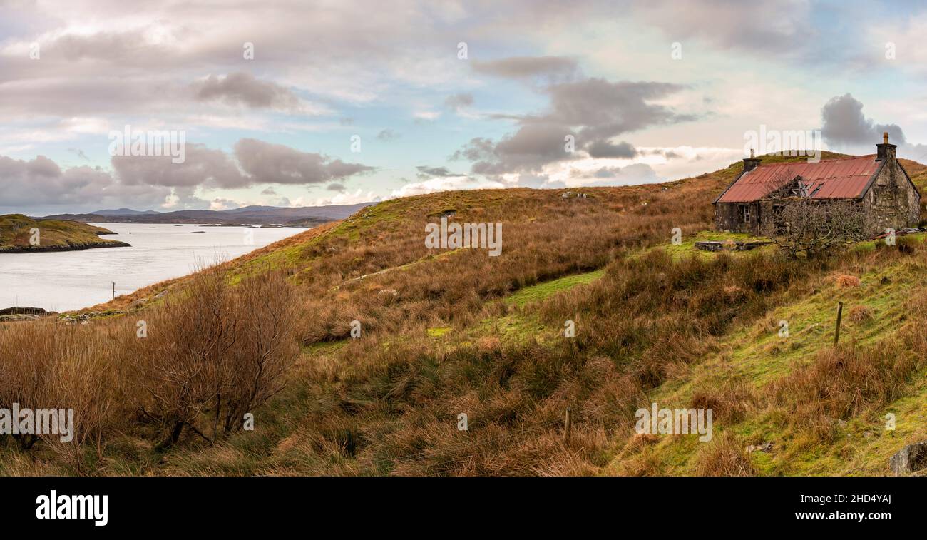 Eine alte, ruinierte Croft in Caolas Scalpaigh mit Blick auf Loch an Tairbeairt und die Scalpay Bridge. Stockfoto