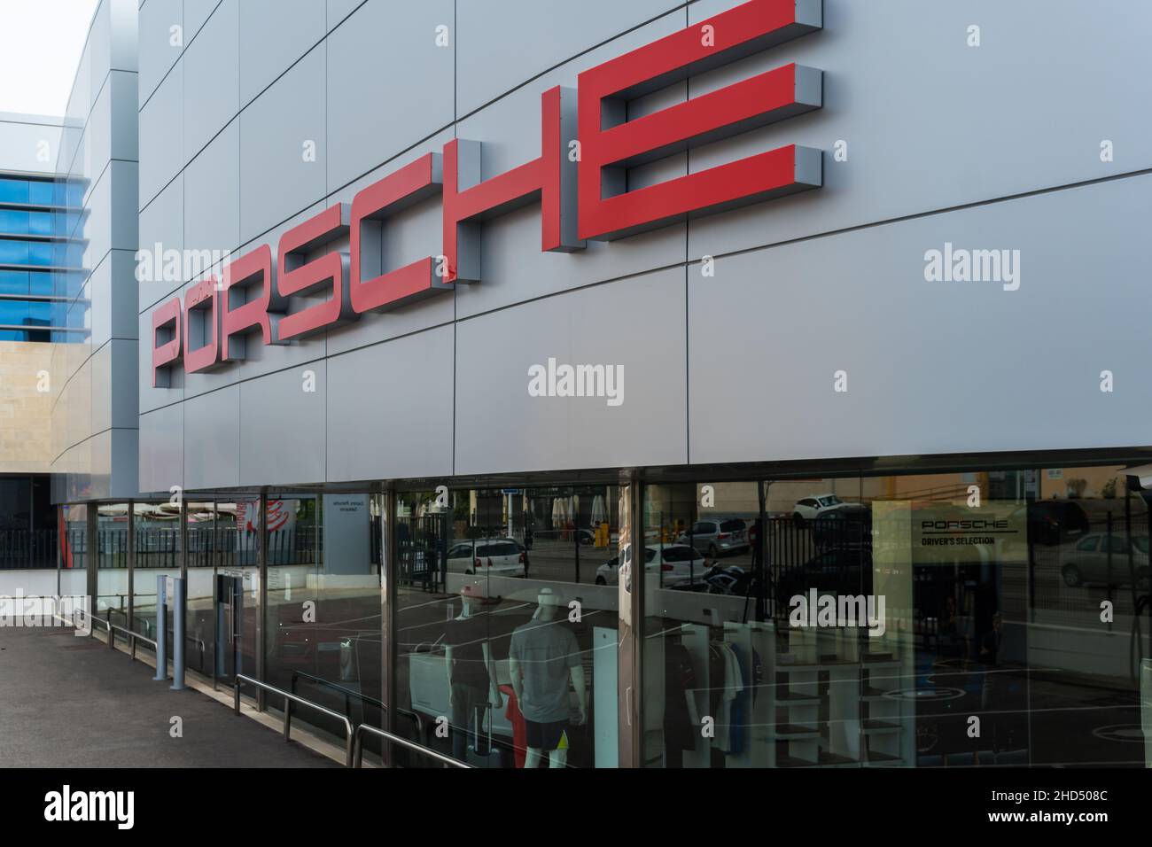 Palma de Mallorca, Spanien; januar 02 2022: Autohaus der Luxusmarke Porsche, in einem Industriepark in der Stadt Palma de Mallorca, Spanien Stockfoto