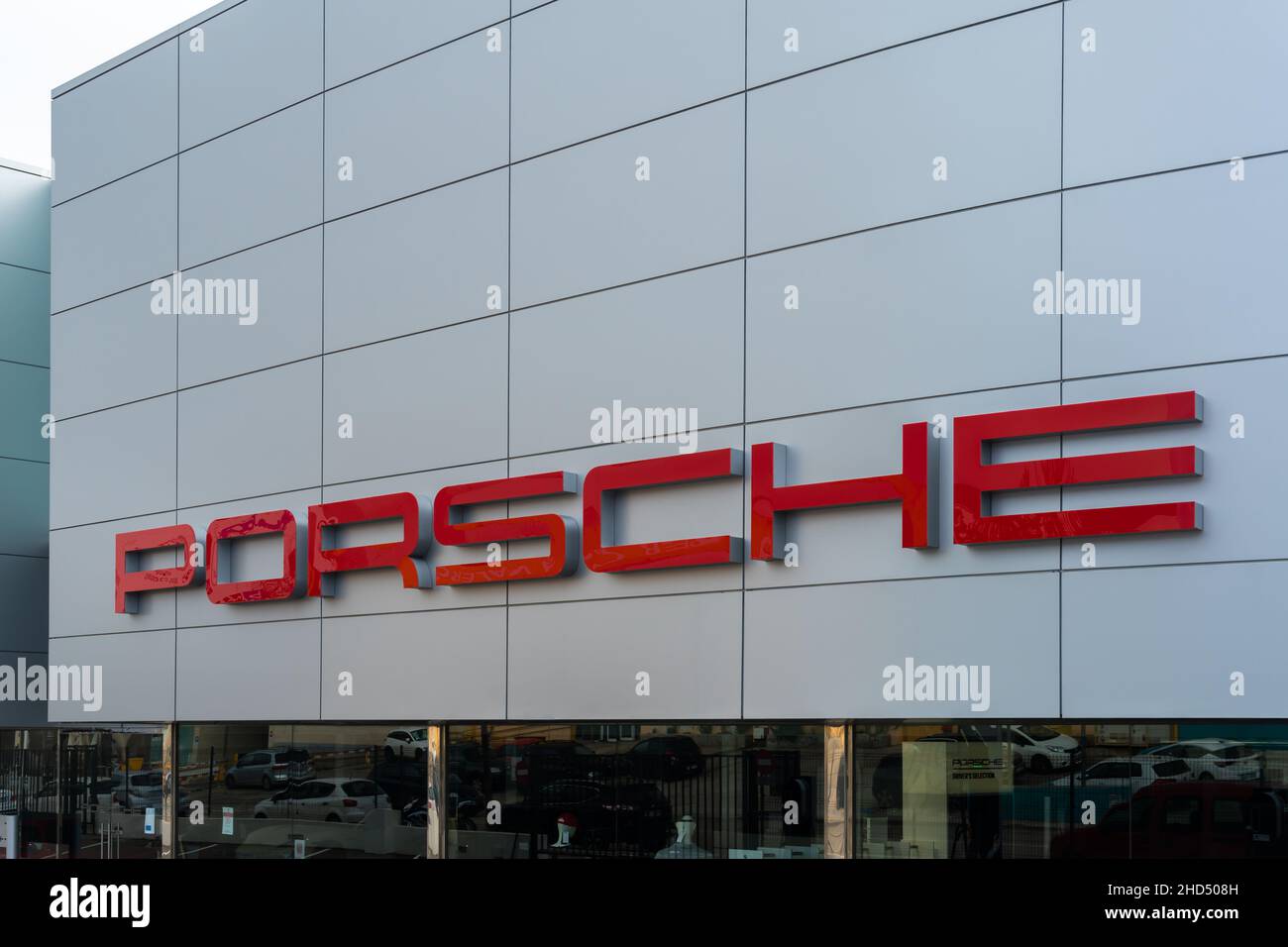 Palma de Mallorca, Spanien; januar 02 2022: Autohaus der Luxusmarke Porsche, in einem Industriepark in der Stadt Palma de Mallorca, Spanien Stockfoto