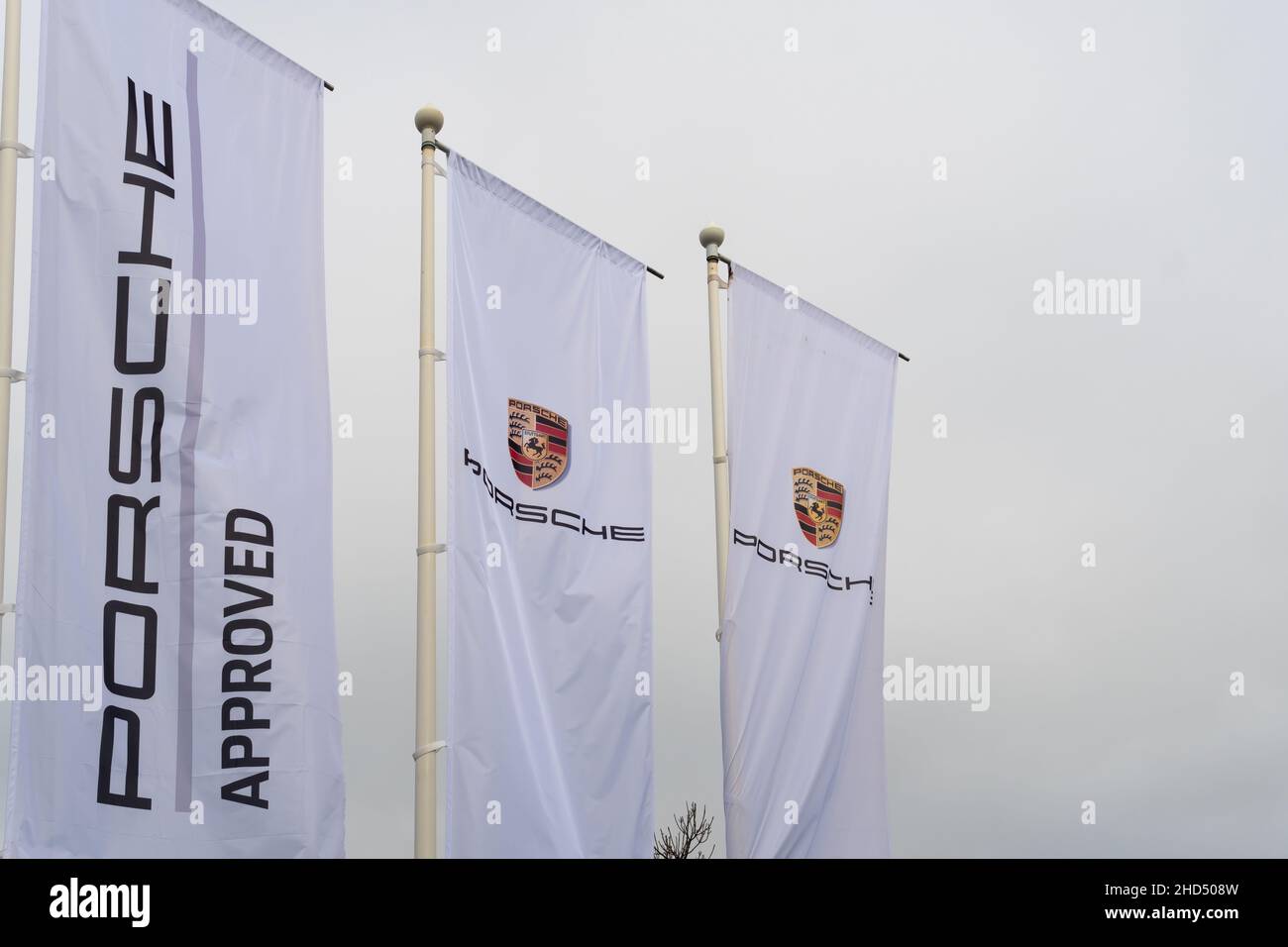 Palma de Mallorca, Spanien; januar 02 2022: Autohaus der Luxusmarke Porsche, in einem Industriepark in der Stadt Palma de Mallorca, Spanien Stockfoto