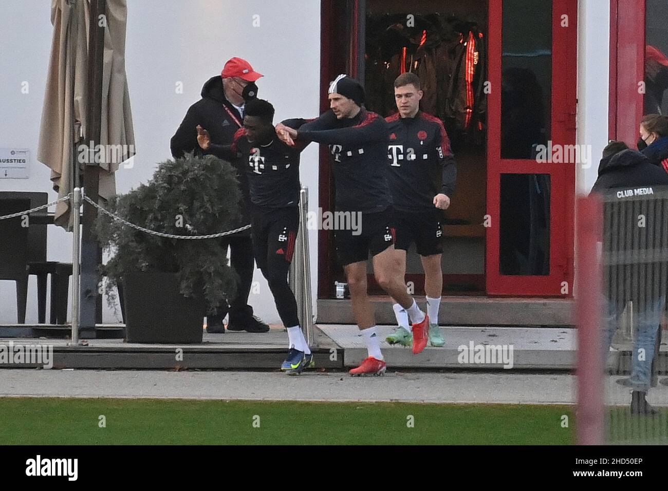 München, Deutschland. 03rd Januar 2022. Von links: Alphonso DAVIES (FC Bayern München), Leon GORETZKA (FC Bayern München), Joshua KIMMICH (FC Bayern München), FC Bayern München Trainingsstart. Training on January 3rd, 2022, Credit: dpa/Alamy Live News Stockfoto