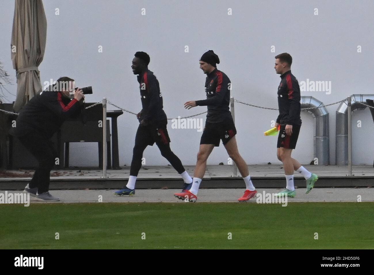 München, Deutschland. 03rd Januar 2022. Von links: Alphonso DAVIES (FC Bayern München), Leon GORETZKA (FC Bayern München), Joshua KIMMICH (FC Bayern München), Trainingsstart FC Bayern München. Training on January 3rd, 2022, Credit: dpa/Alamy Live News Stockfoto