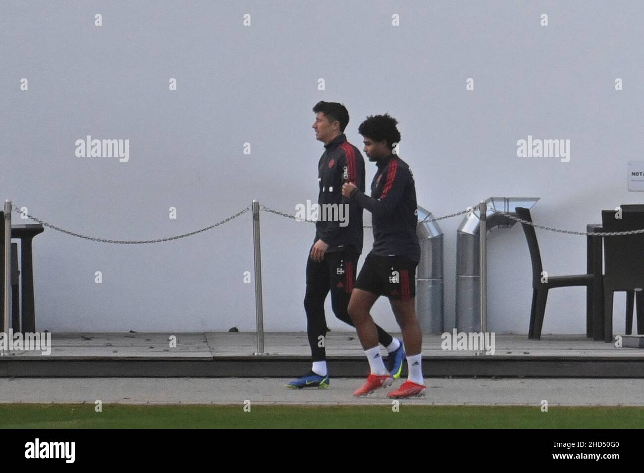 München, Deutschland. 03rd Januar 2022. Von links: Robert LEWANDOWSKI (FC Bayern München), Serge GNABRY (FC Bayern München), FC Bayern München Trainingsstart. Training on January 3rd, 2022, Credit: dpa/Alamy Live News Stockfoto