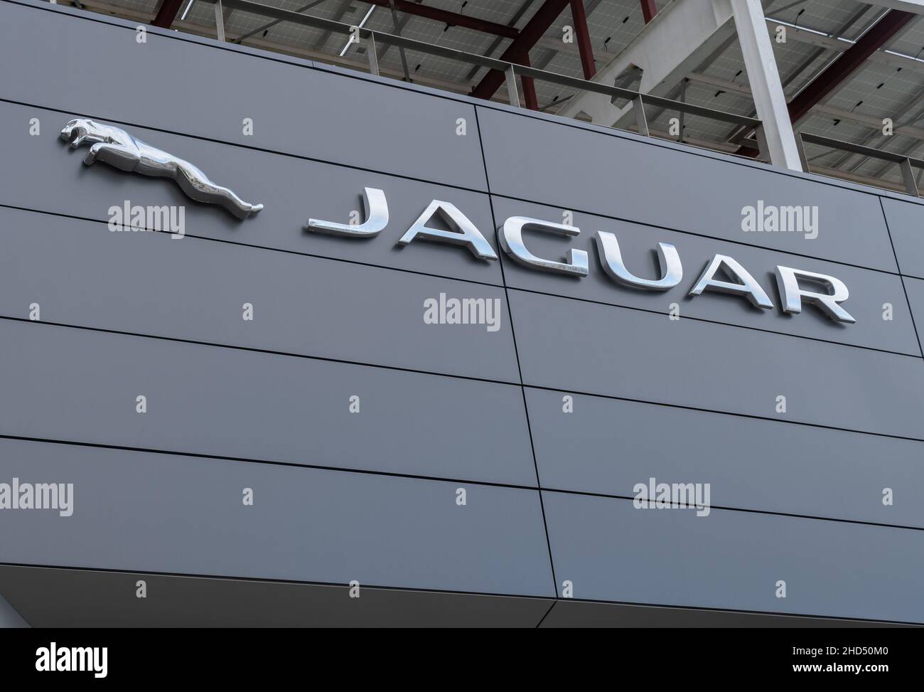 Palma de Mallorca, Spanien; januar 02 2022: Autohaus der Luxusmarke Jaguar, in einem Industriepark in der Stadt Palma de Mallorca, Spanien Stockfoto