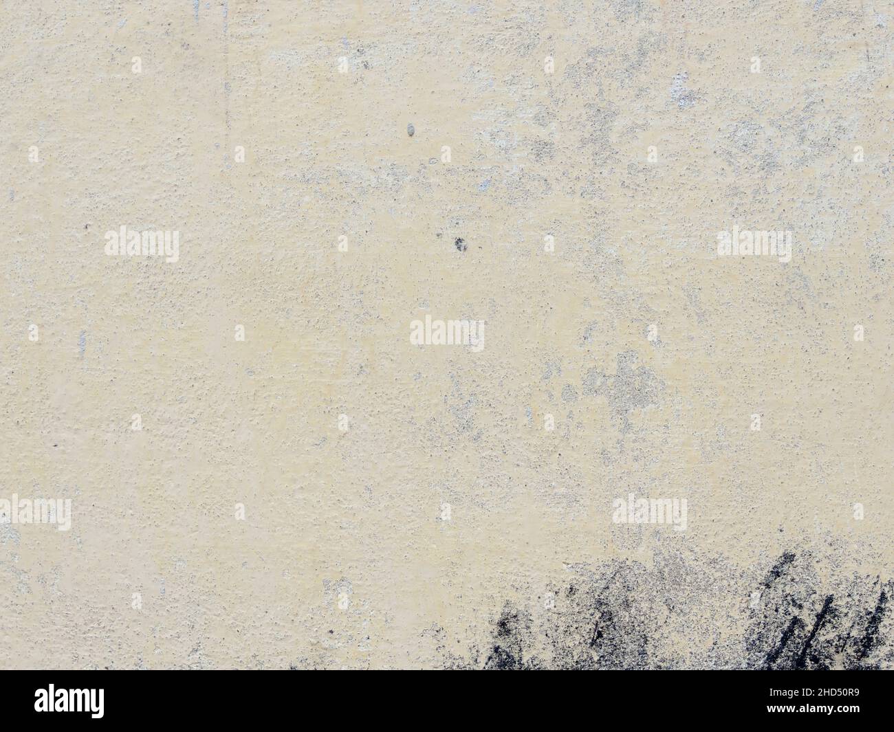 Alte, strukturierte, weiß gestrichene Wandhintergrund mit schwarzen Flecken Stockfoto