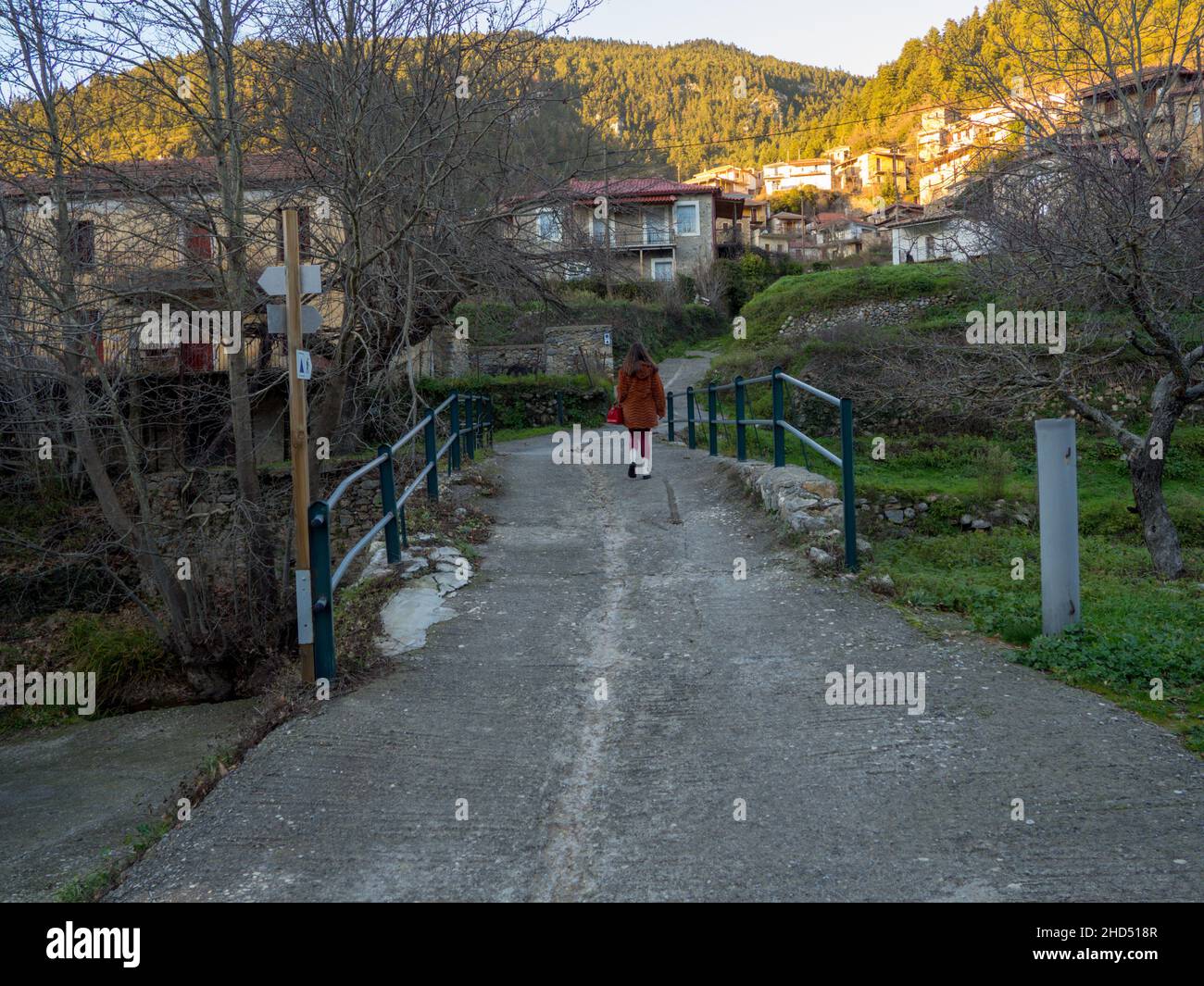 Frau, die auf einem Waldweg geht Stockfoto
