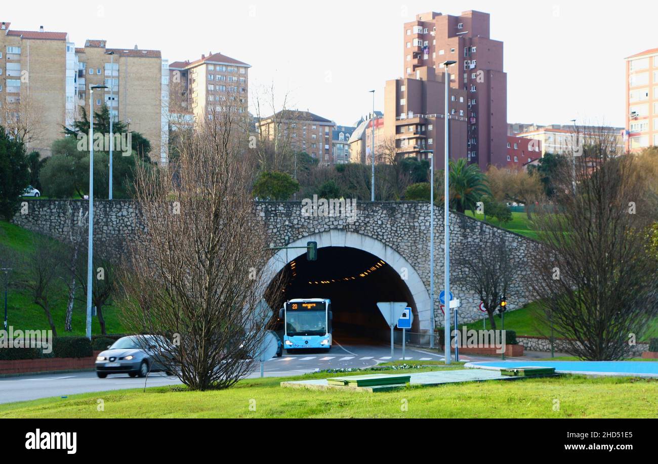 Ein Bus, der den Tetuan-Tunnel in Sardinero Santander Cantabria, Spanien, verlässt Stockfoto