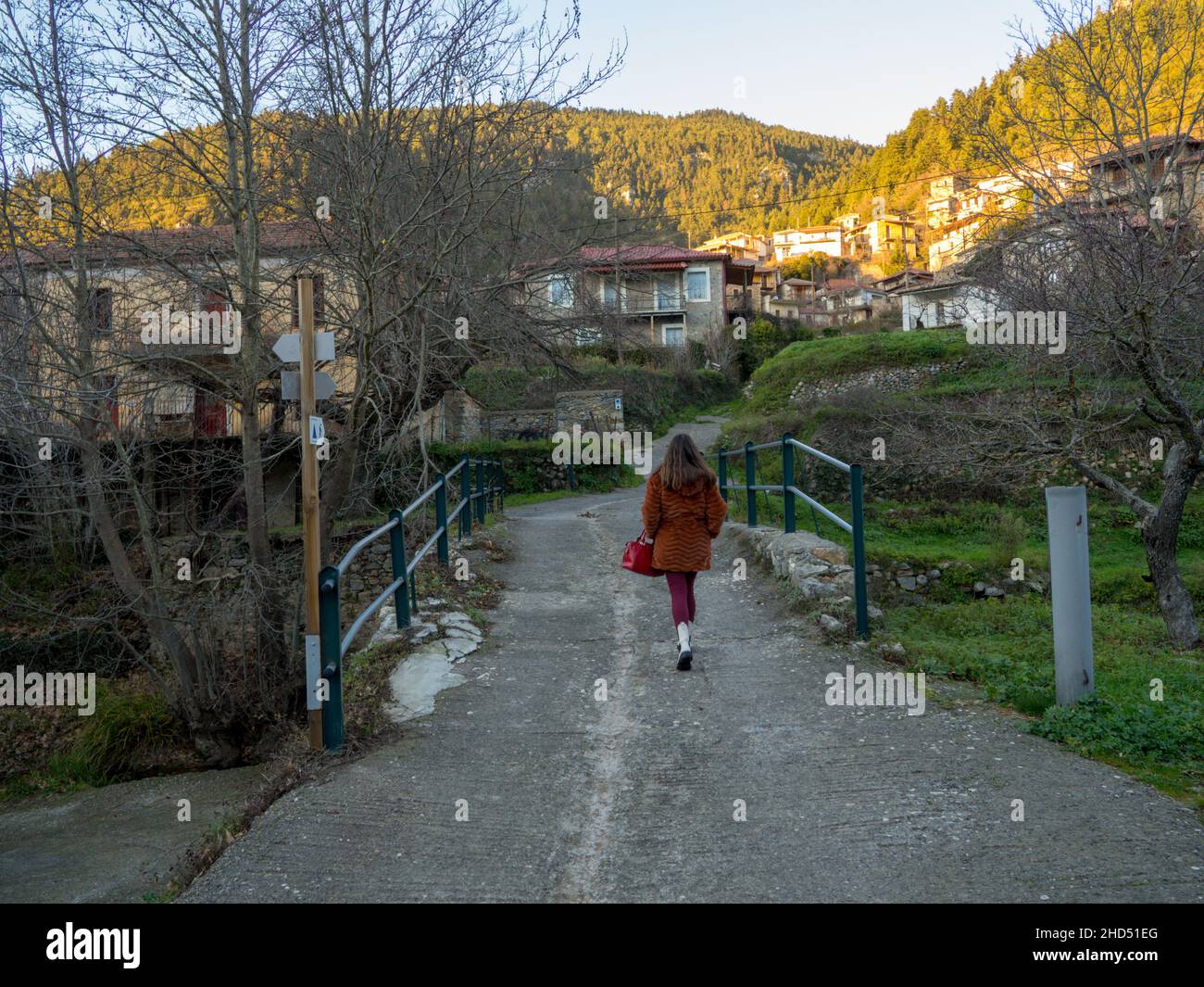 Frau, die auf einem Waldweg geht Stockfoto