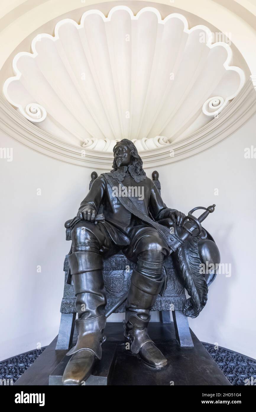 England, Dorset, Wimborne Minster, Kingston Lacey Country House datiert 1665, Bronzestatue von Charles dem Ersten (1600-1649) Stockfoto