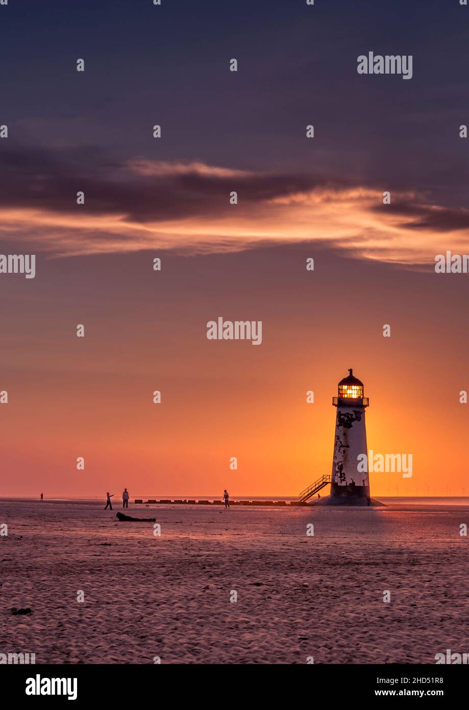 Talacre Strand und den Punkt Ayr Leuchtturm bei Sonnenuntergang. Stockfoto