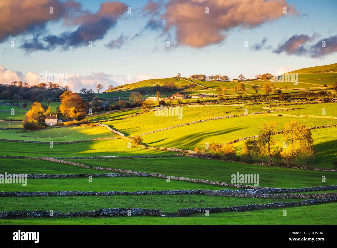 Blick am späten Abend auf den White Peak bei Alstonefield in der Nähe von Ashbourne. Stockfoto