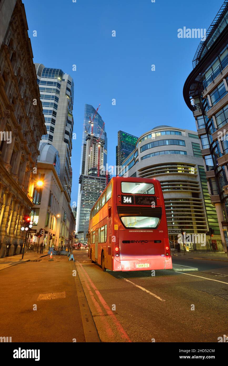 Bus nach The City, Gracechurch Street, Kreuzung Lombard und Fenchurch Street, City of London, Großbritannien Stockfoto