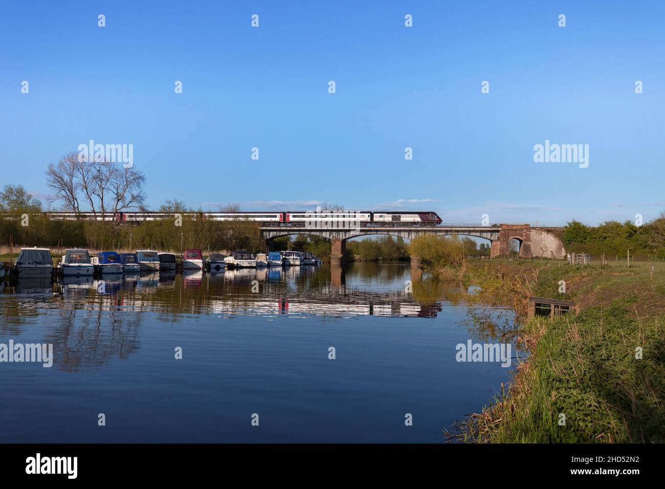 Langlaufzüge Hochgeschwindigkeitszug ( Intercity 125 ), der den Fluss Avon Viadukt bei Eckington überquert, spiegelt sich im Fluss wider. Stockfoto