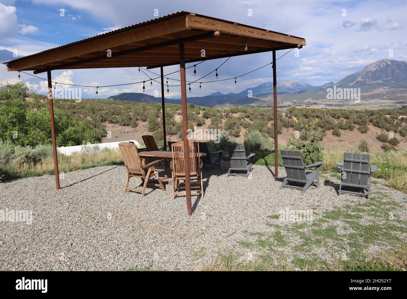 Blick auf einen Sitzbereich mit Stühlen und Blick auf die Berge in Paonia, Colorado, USA Stockfoto
