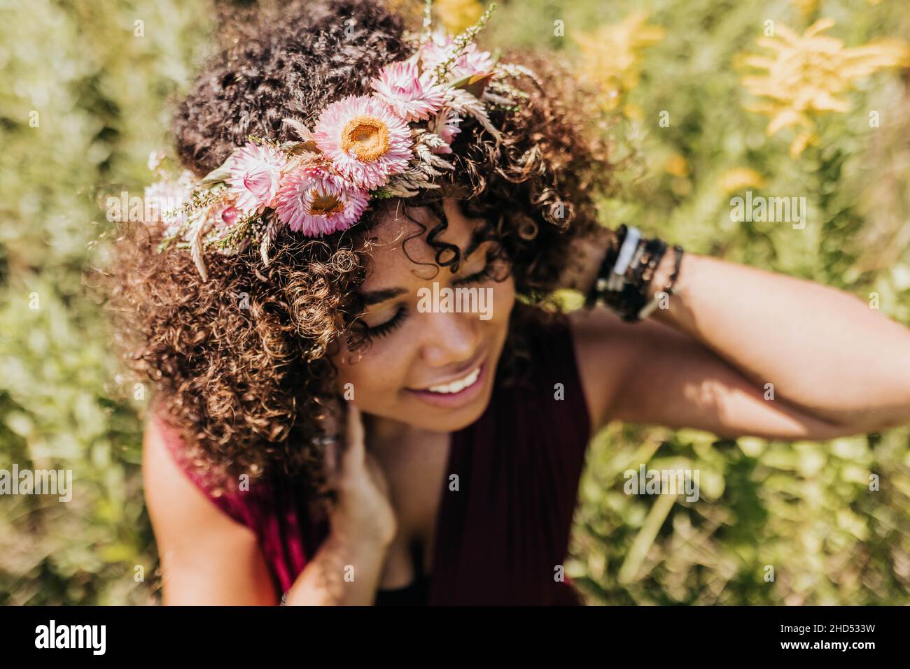 Schwarze Frau trägt rosa Blumenkrone Stockfoto