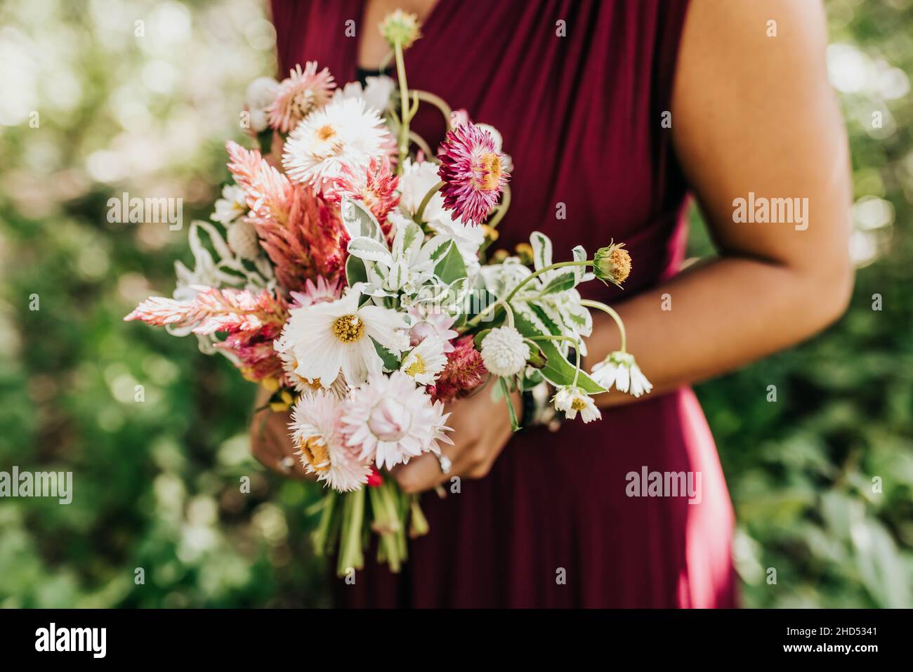 Schwarze Frau hält rosa Bouquet von frischen gepflückten Blumen Stockfoto