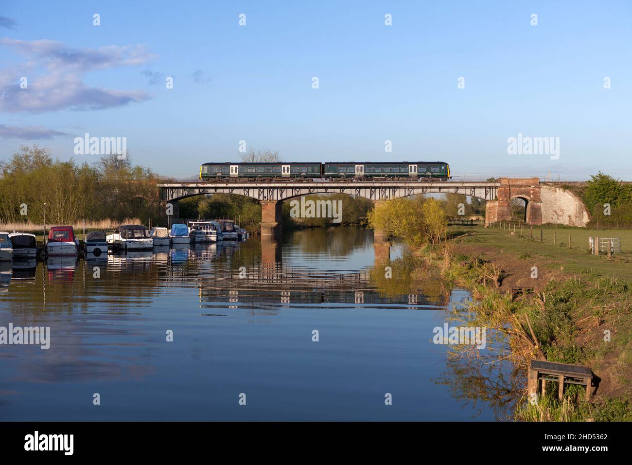 Erster Turbozug der Great Western Railway der Klasse 165 am Eckington Viadukt, der sich im Fluss Avon widerspiegelt) Stockfoto