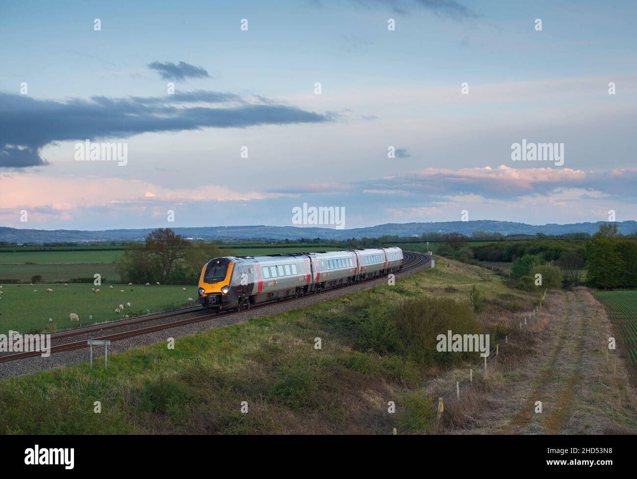 Crosscountry Trains Bombardier Klasse 220 voyager-Zug, der die Landschaft in Stoke Orchard, Gloucestershire, durchqueren wird. Stockfoto