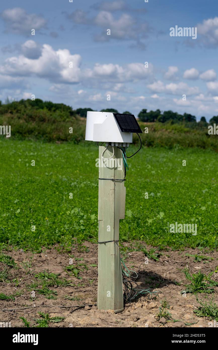 Elektronische Wetterstation in einem Ackerfeld. County Durham, Großbritannien. Stockfoto