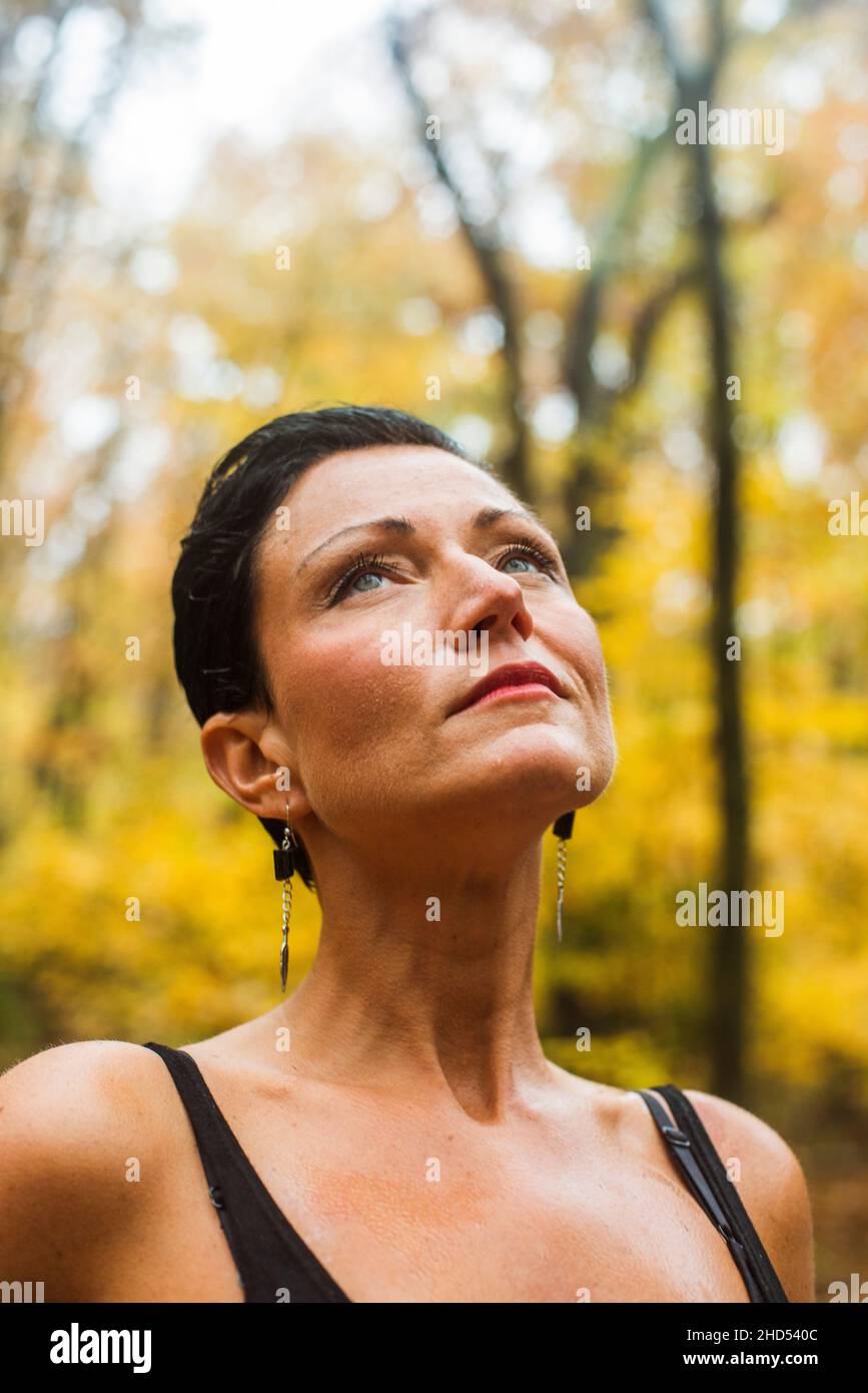 Porträt einer Frau mittleren Alters im Wald Stockfoto