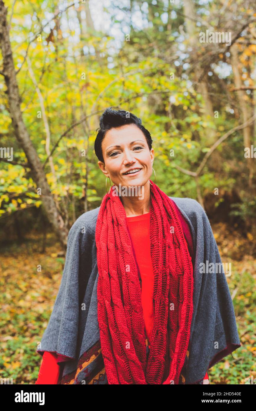Porträt einer Frau mittleren Alters im Wald Stockfoto