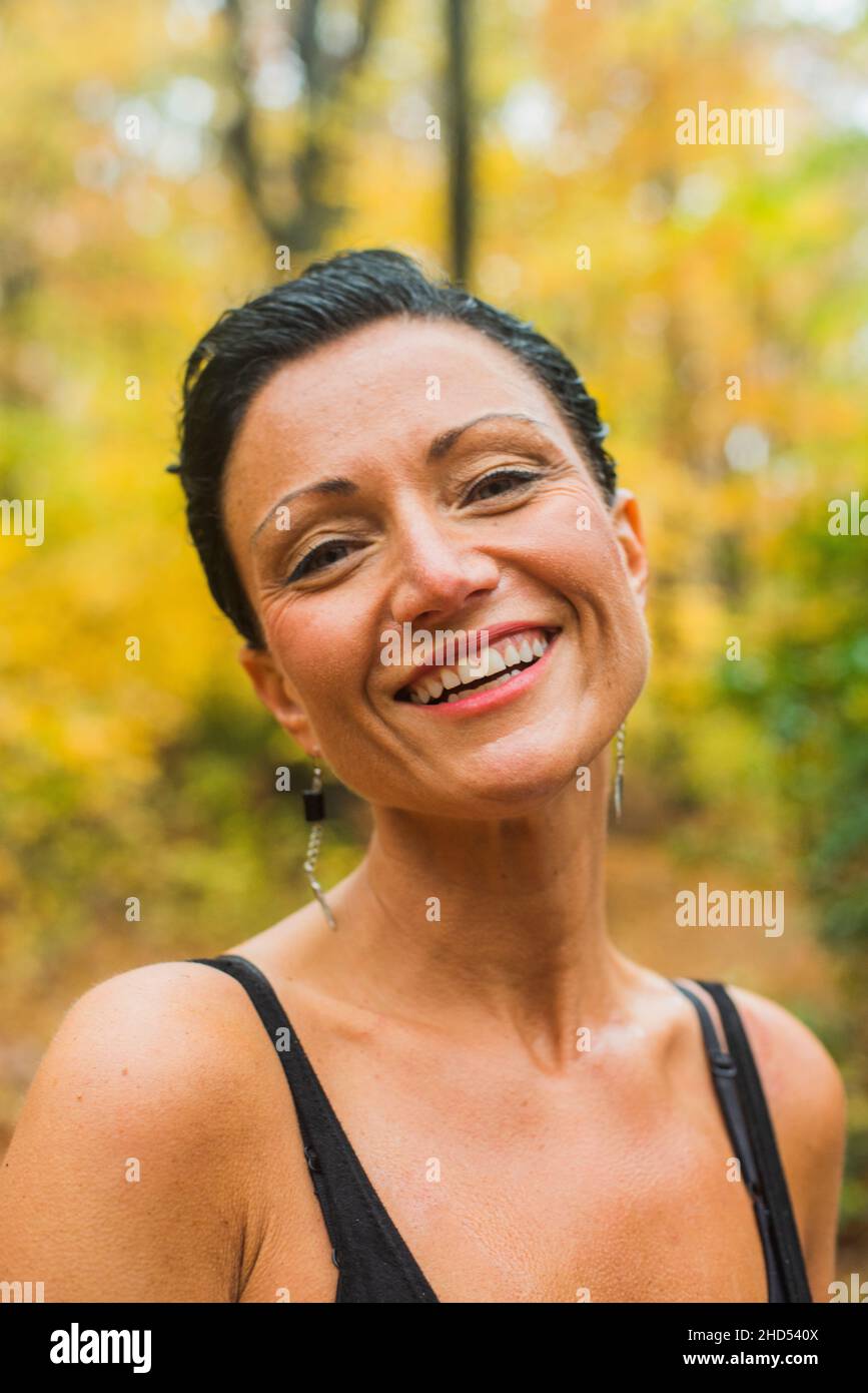 Porträt einer Frau mittleren Alters im Wald Stockfoto