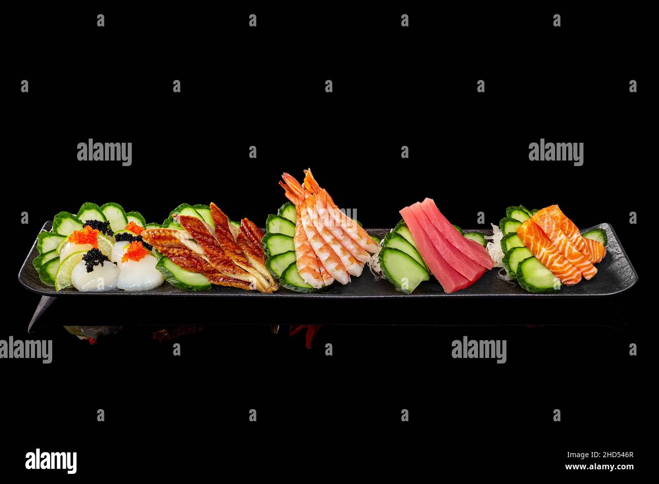 Japanische Sashimi-Platte mit rohem Lachs, Thunfisch, gegrilltem Unagi-Aal Stockfoto