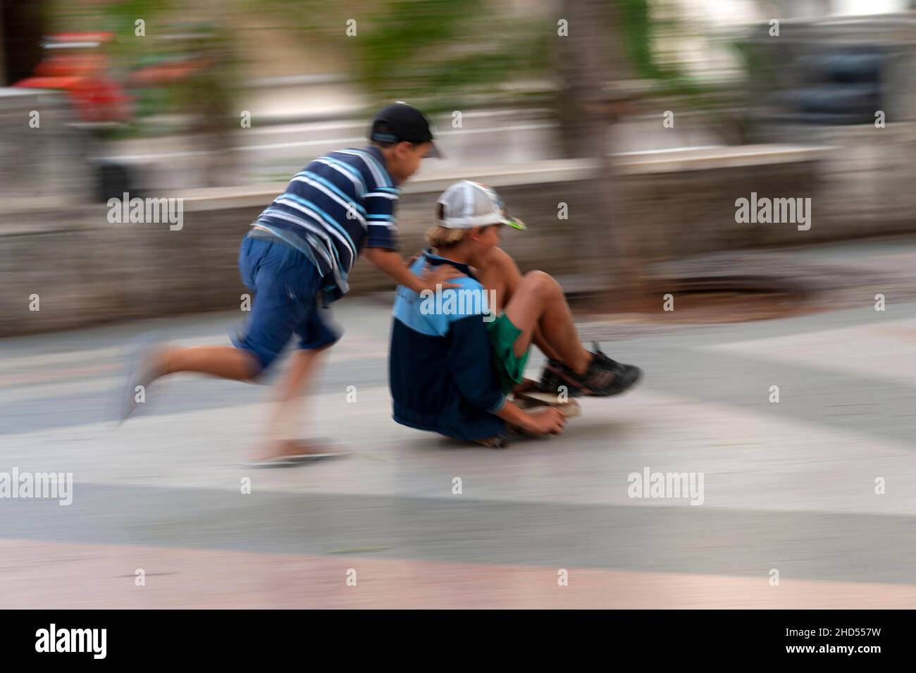 Jungs mit Skateboard in Paseo del Prado in Kuba. Stockfoto