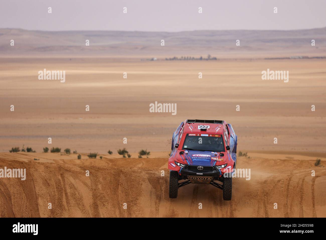 222 Alvarez Lucio (Arg), Monleon Armand (Spa), Overdrive Toyota, Toyota Hilux Overdrive, Auto FIA T1/T2, Aktion während der Etappe 2 der Rallye Dakar 2022 zwischen Hail und Al Artawiya, am 3rd 2022. Januar in Al Artawiya, Saudi-Arabien - Foto: Julien Delfosse/DPPI/LiveMedia Stockfoto