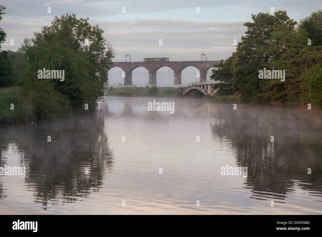 Freightliner Baureihe 66 Diesel-Lokomotive über das Niedertonviadukt an der Hauptlinie der Westküste in Ceshire Stockfoto