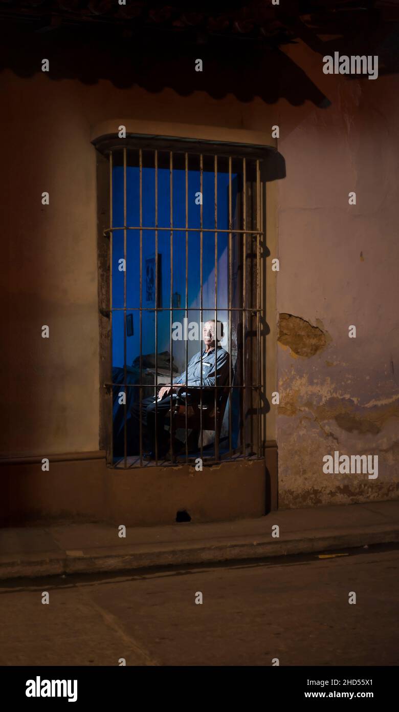 Mann in einem Fenster in Kuba. Stockfoto