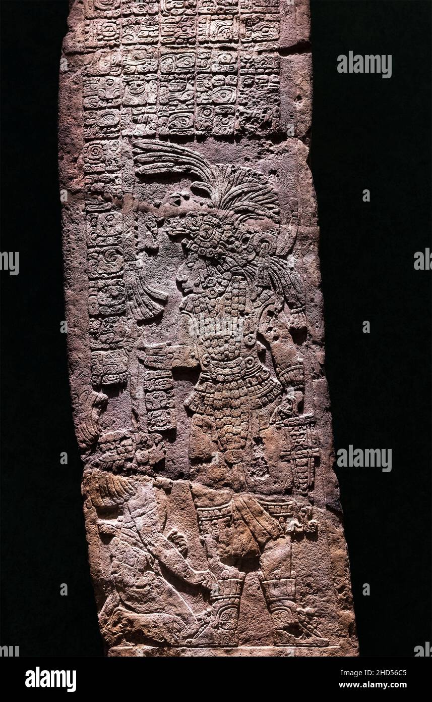 Modellierte Stele mit einem Maya-König-Herrscher und Maya-Alphabet-Hieroglyphen-Symbolen, Anthropologisches Museum, Mexiko. Fokus auf Gesicht. Stockfoto