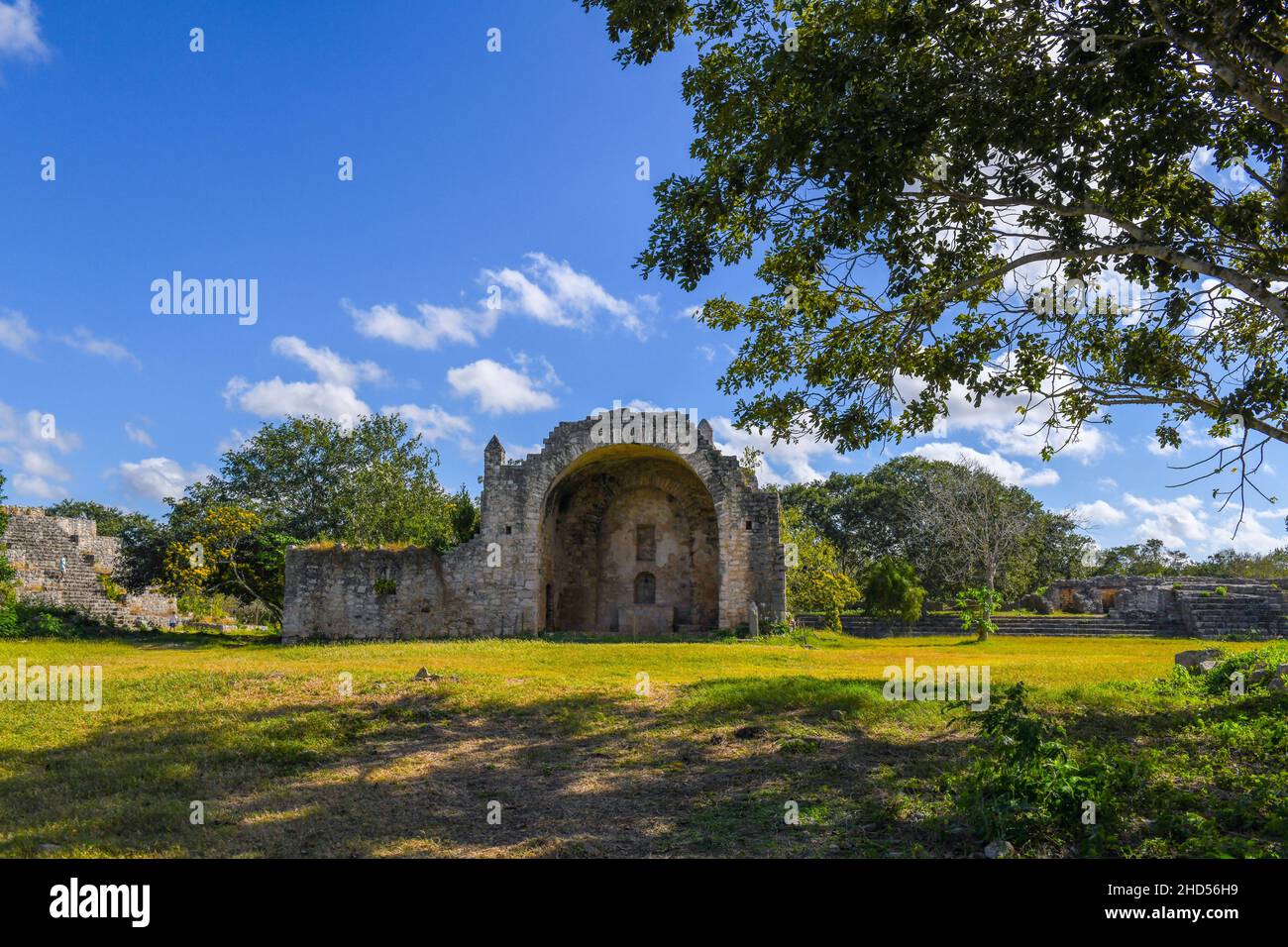 Ruinen der kolonialen offenen Kapelle aus dem 16th. Jahrhundert, auf der archäologischen Stätte der Maya in Dzibilchaltún, Yucatan, Mexiko Stockfoto