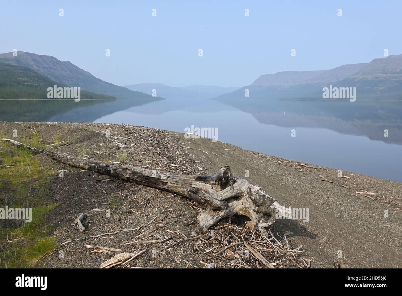 Bergsee YT-Kyyol auf dem Putorana-Hochplateau. Sommer Wasserlandschaft in Taimyr. Stockfoto