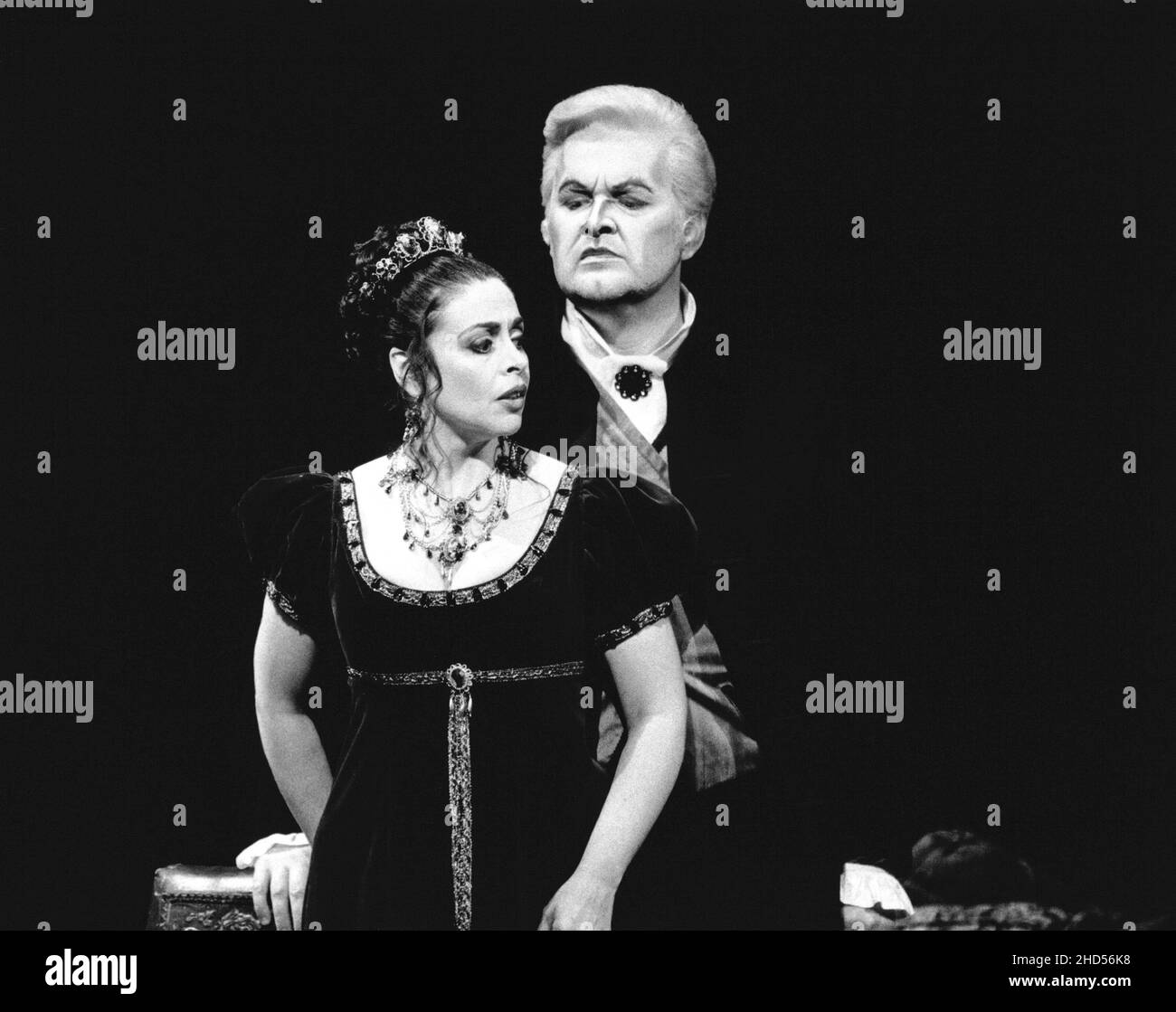 Akt 2: Catherine Malfitano (Floria Tosca), Gregory Yurisich (Baron Scarpia) in TOSCA von Puccini an der Royal Opera, Covent Garden, London WC2 16/06/1993 Dirigent: Daniel Oren Bühnenbild: Renzo Mongiardino Kostüme: Marcel Escoffier Revival Beleuchtung: John B Original lesen Regie: Franco Zeffirelli Revival Regie: John Cox Stockfoto