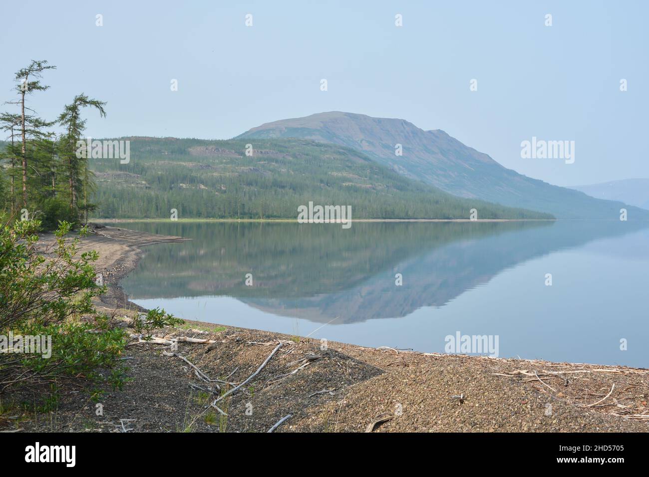 Bergsee YT-Kyyol auf dem Putorana-Hochplateau. Sommer Wasserlandschaft in Taimyr. Stockfoto