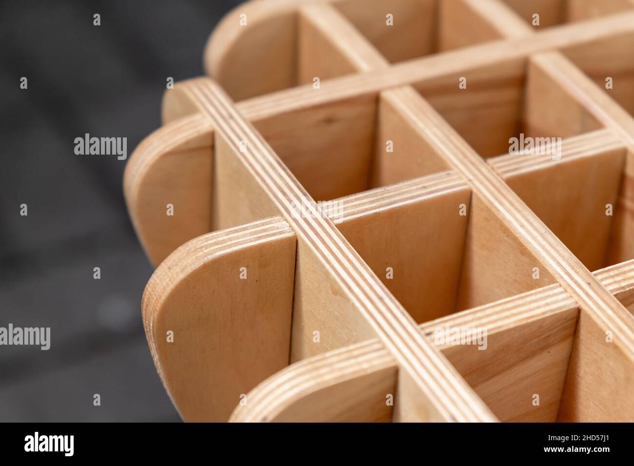 Parametrische Zellen Struktur aus unfarbigem Sperrholz, zeitgenössische Architektur Details. Nahaufnahme mit selektivem Weichfokus Stockfoto