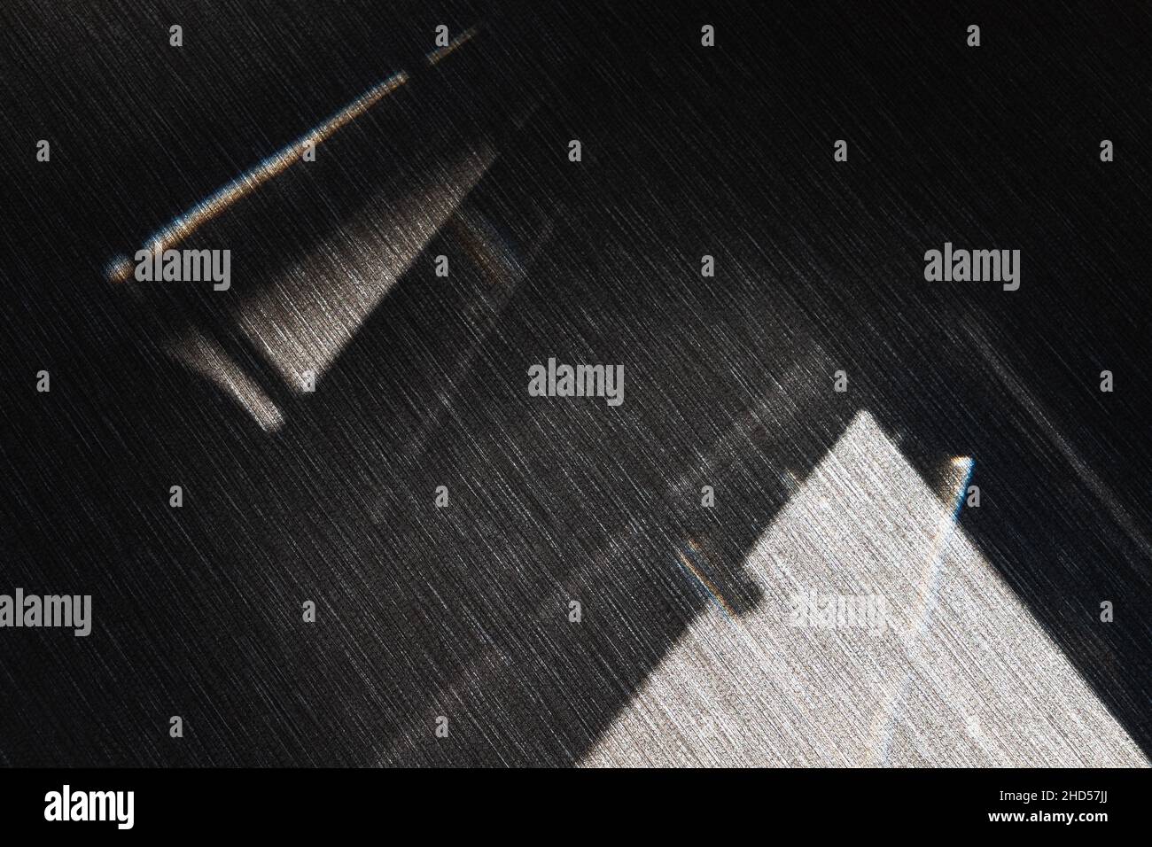 Abstrakter, moderner Hintergrund mit dunklem Schattenmuster über der grauen Wand Stockfoto